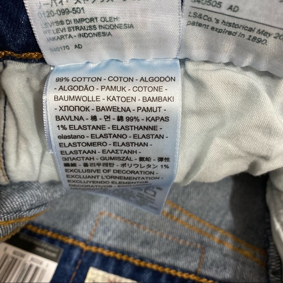 Levi’s • Ribcage Shorts - Picture 7 of 9